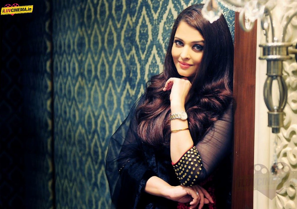 Female Celebrities Favourite Perfume - HD Wallpaper 