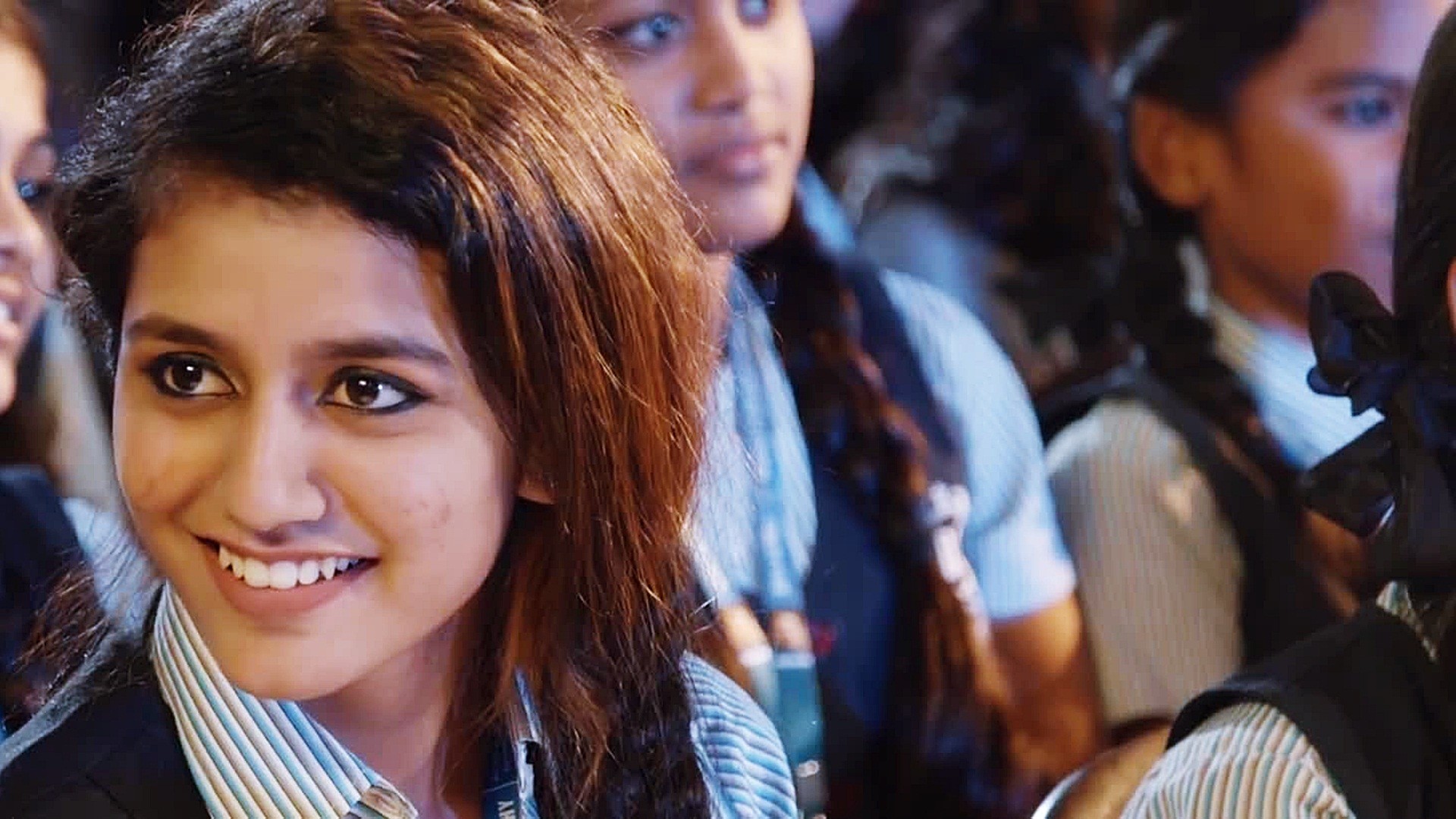 Girl Flirting Gifs - HD Wallpaper 