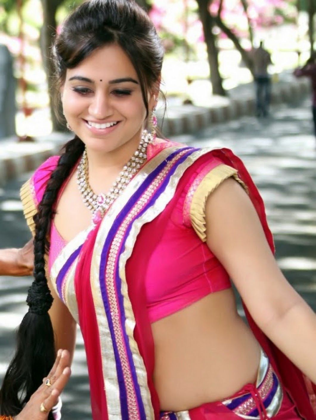 Aksha Pardasany Hot In Saree - HD Wallpaper 