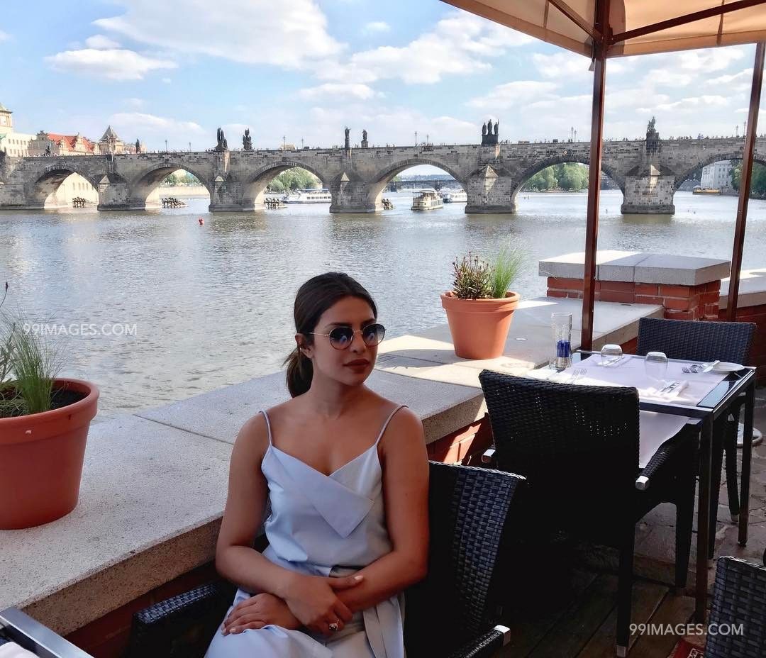 Priyanka Chopra Hot Hd Photos & Wallpapers For Mobile - Charles Bridge - HD Wallpaper 