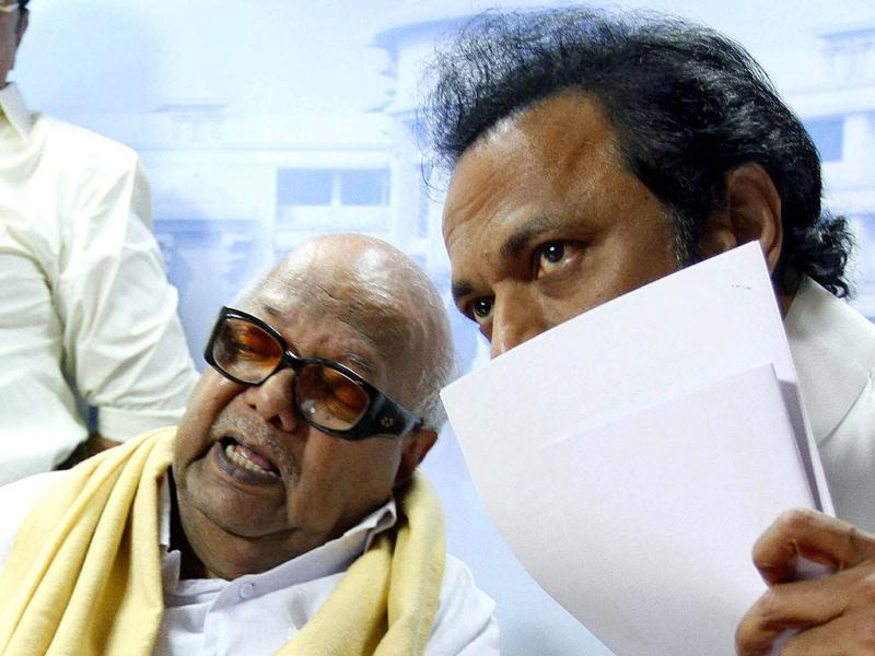 Dmk Chief M Karunanidhi With His Son Mk Stalin At A - Senior Citizen - HD Wallpaper 