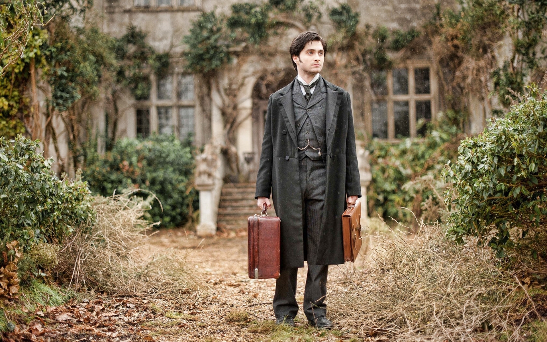 Daniel Radcliffe Hd Wallpaper - Daniel Radcliffe The Woman In Black Movie - HD Wallpaper 