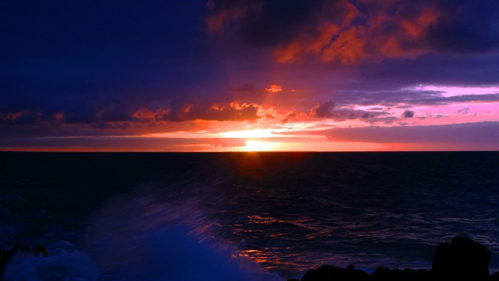 Sunset Over Dark Ocean - HD Wallpaper 