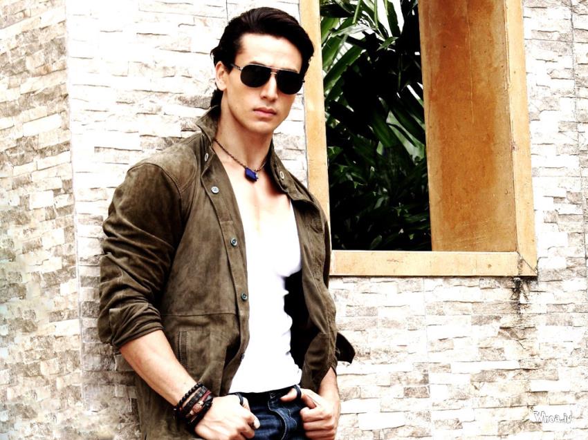 Tiger Shroff Son Of Jackie Shroff Hd Bollywood Actor - Tiger Shroff Photo Download - HD Wallpaper 