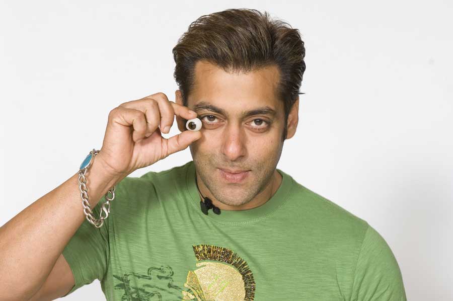 Salman Khan Green T Shirt Wallpaper - Salman Khan - 900x598 Wallpaper -  