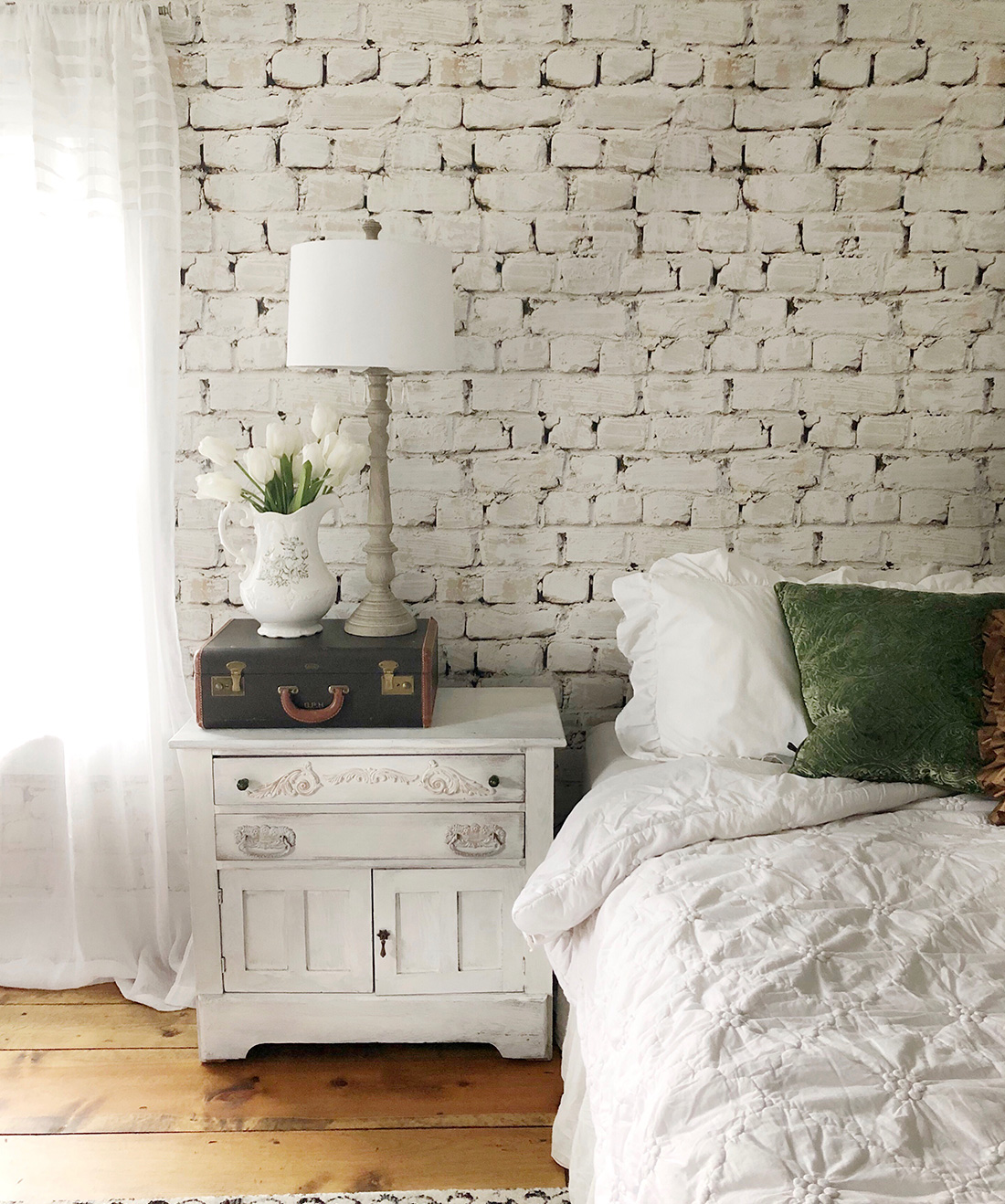 White Washed Bricks Bedroom - HD Wallpaper 