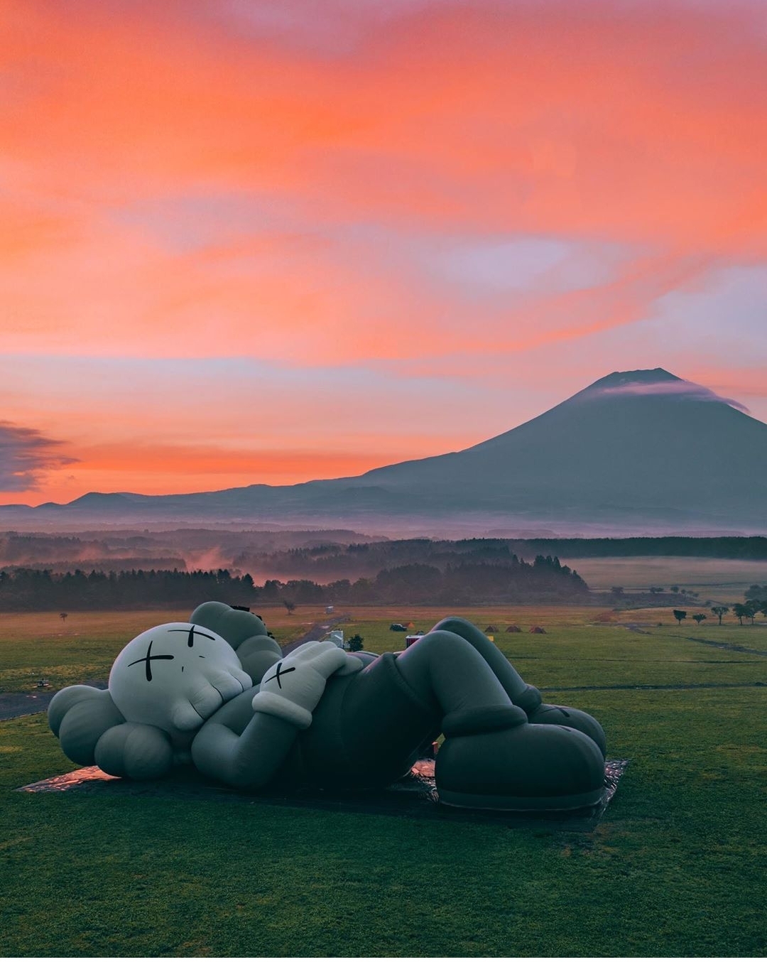 Kaws Holiday Mount Fuji - HD Wallpaper 