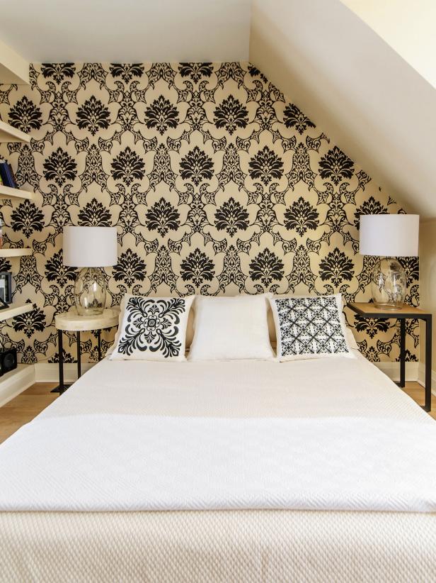 Simple Bedroom With Dramatic Black And Cream Wallpaper - Black And Cream Wallpaper Bedroom - HD Wallpaper 