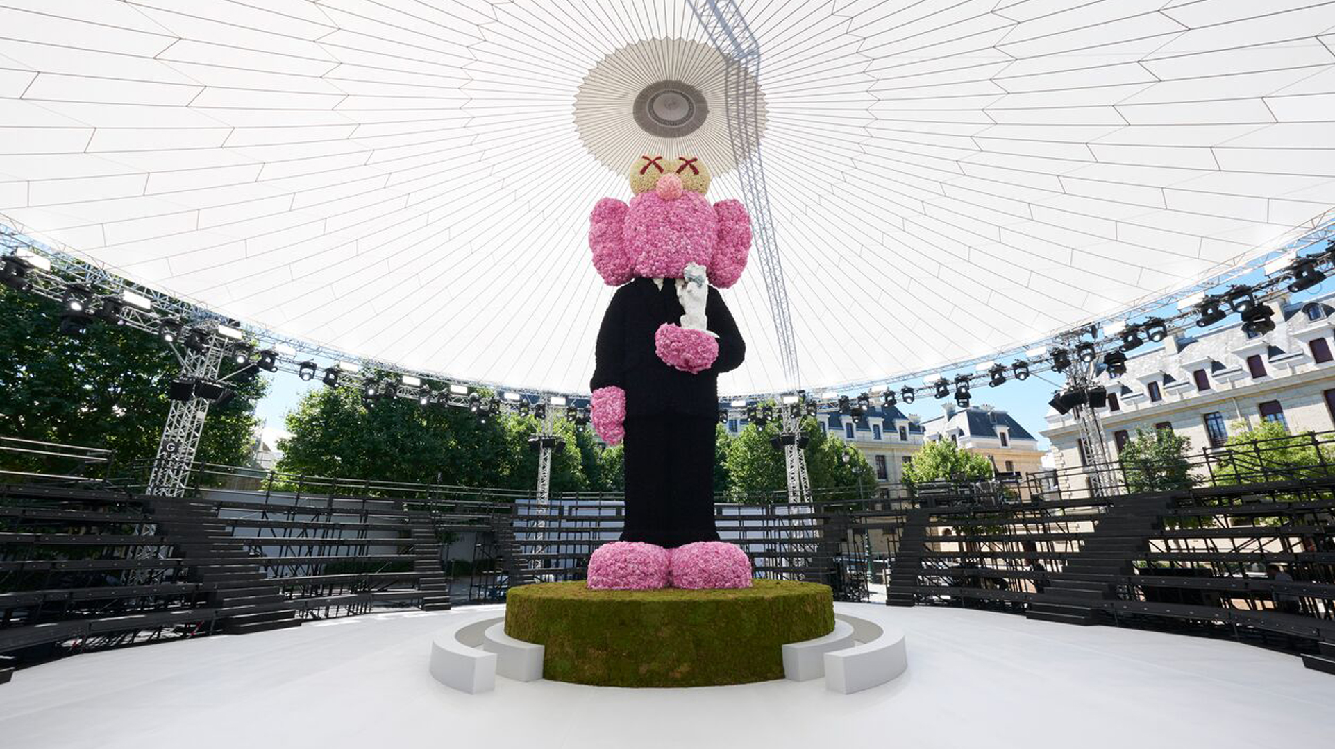 Dior Fashion Show Kaws - HD Wallpaper 