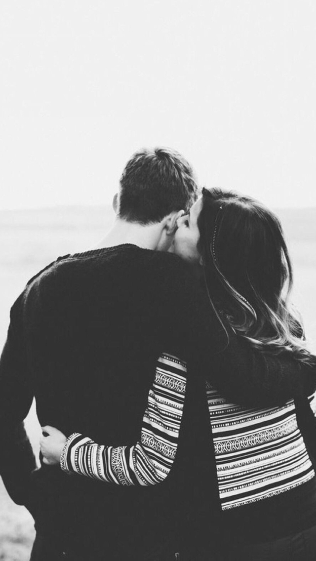 Nature Lovers Couple Romantic Having Hug Iphone Wallpaper - Iphone 5s Wallpaper Couple - HD Wallpaper 