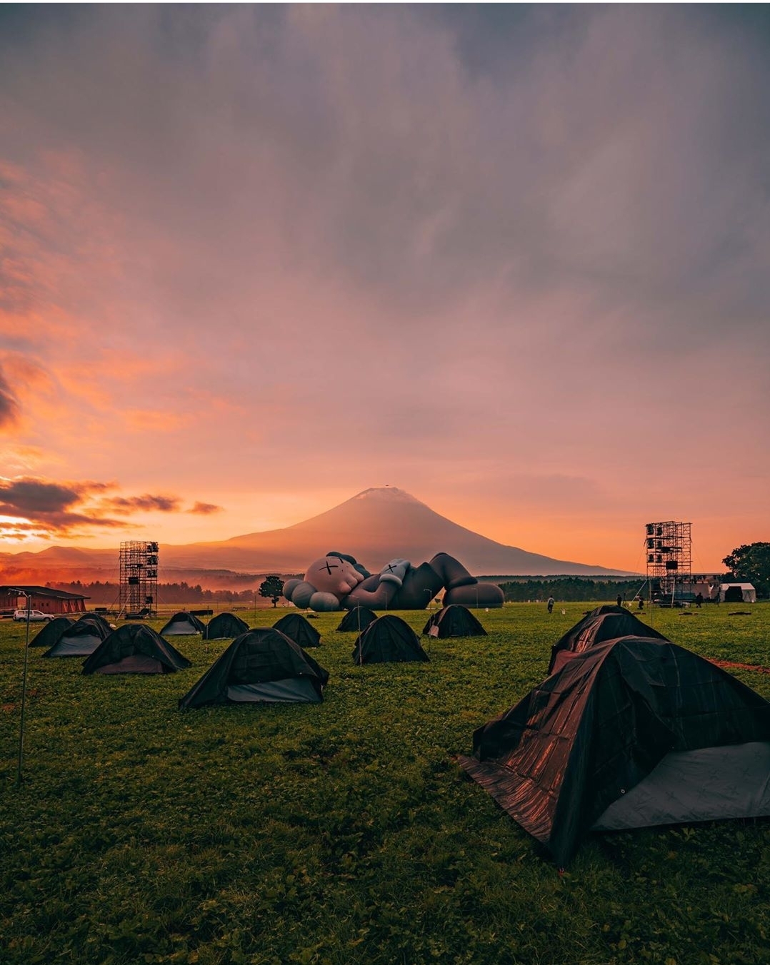 Kaws Holiday Japan Camp - HD Wallpaper 