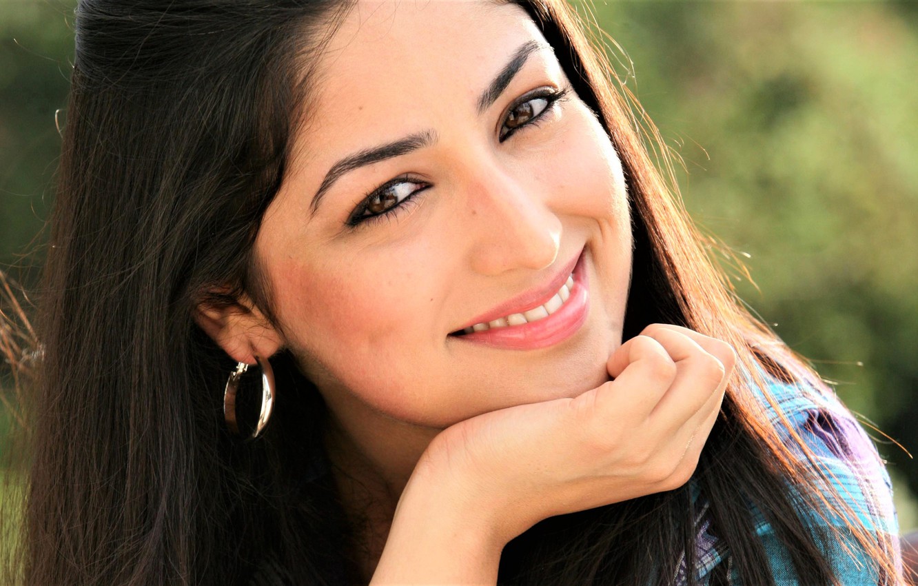 Photo Wallpaper White, Girls, Beauty, Lady, Face, Cute, - Yami Gautam - HD Wallpaper 