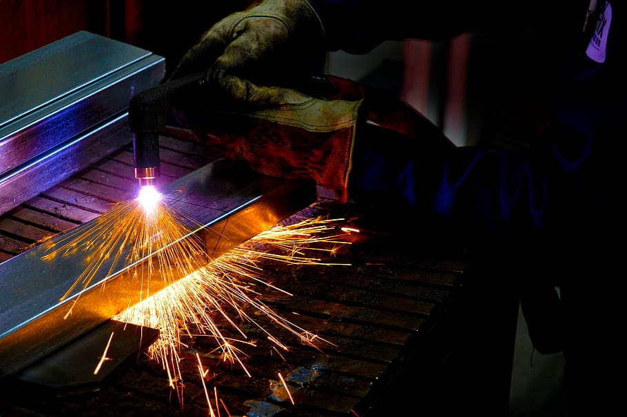 Man Holding Welding Torch, Person Torching Metal, Light, - Plasma Cutting - HD Wallpaper 