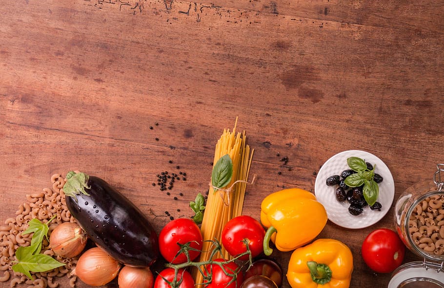 Assorted Vegetables On Brown Wooden Table, Italian - Italian Food - HD Wallpaper 