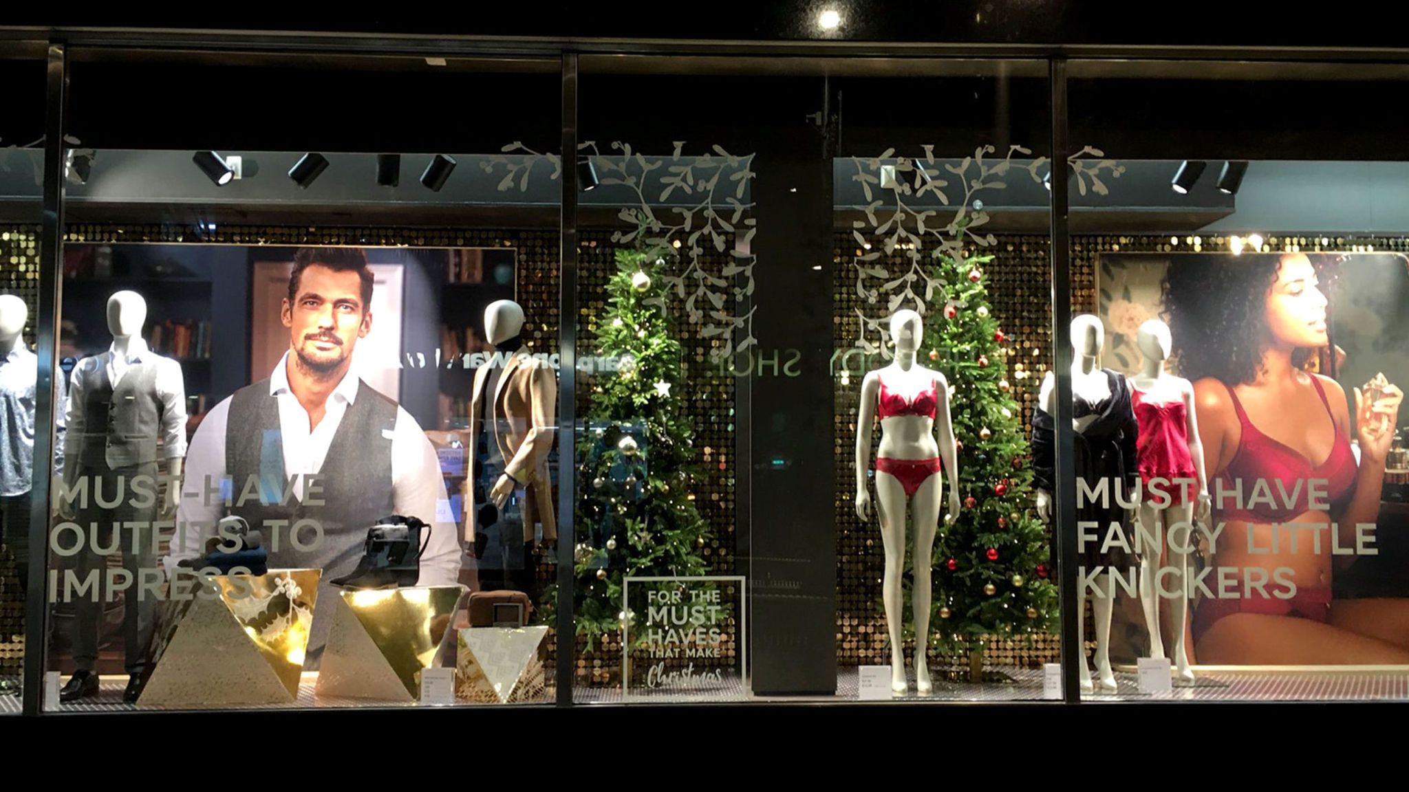The Display Attracted Criticism After A Photo Of It - Marks And Spencer Window Display - HD Wallpaper 
