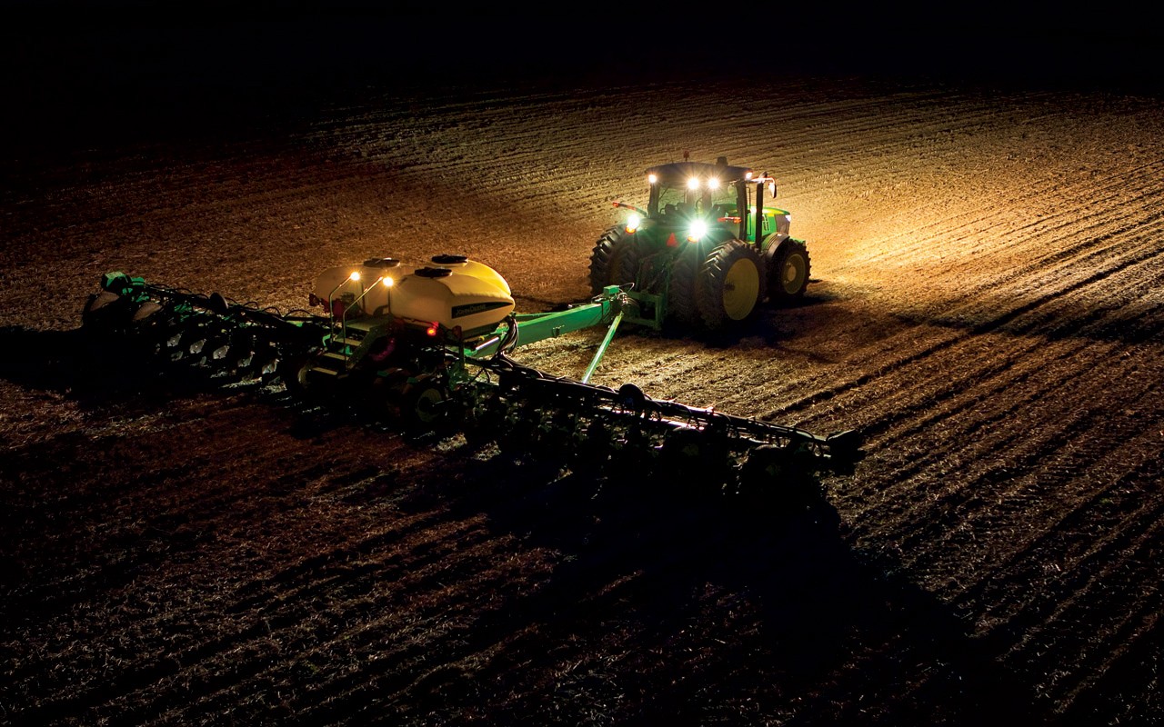 Free Tractor Wallpaper Screensavers - John Deere Tractor At Night - HD Wallpaper 