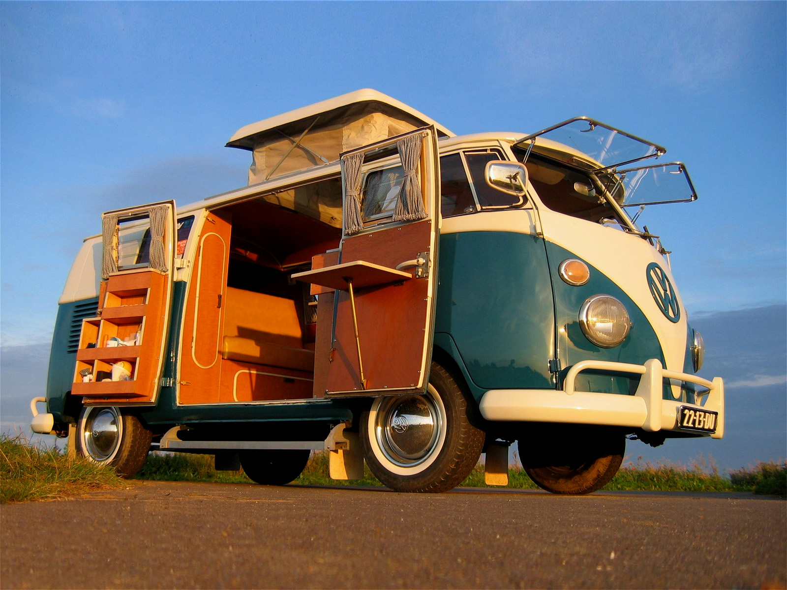 Camper Wallpaper Widescreen - Decked Out Vw Bus - HD Wallpaper 