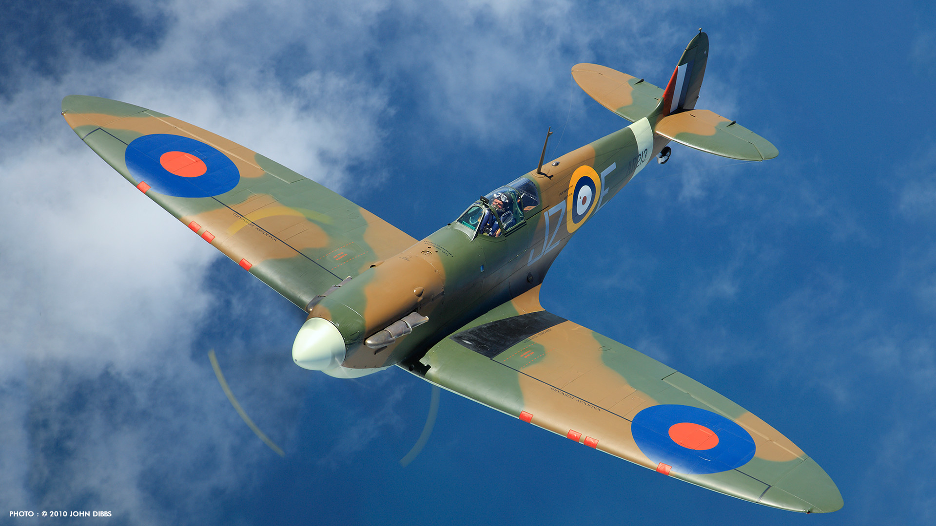 These Images Of A Supermarine Spitfire Mark Ia High - Supermarine Spitfire In Flight - HD Wallpaper 