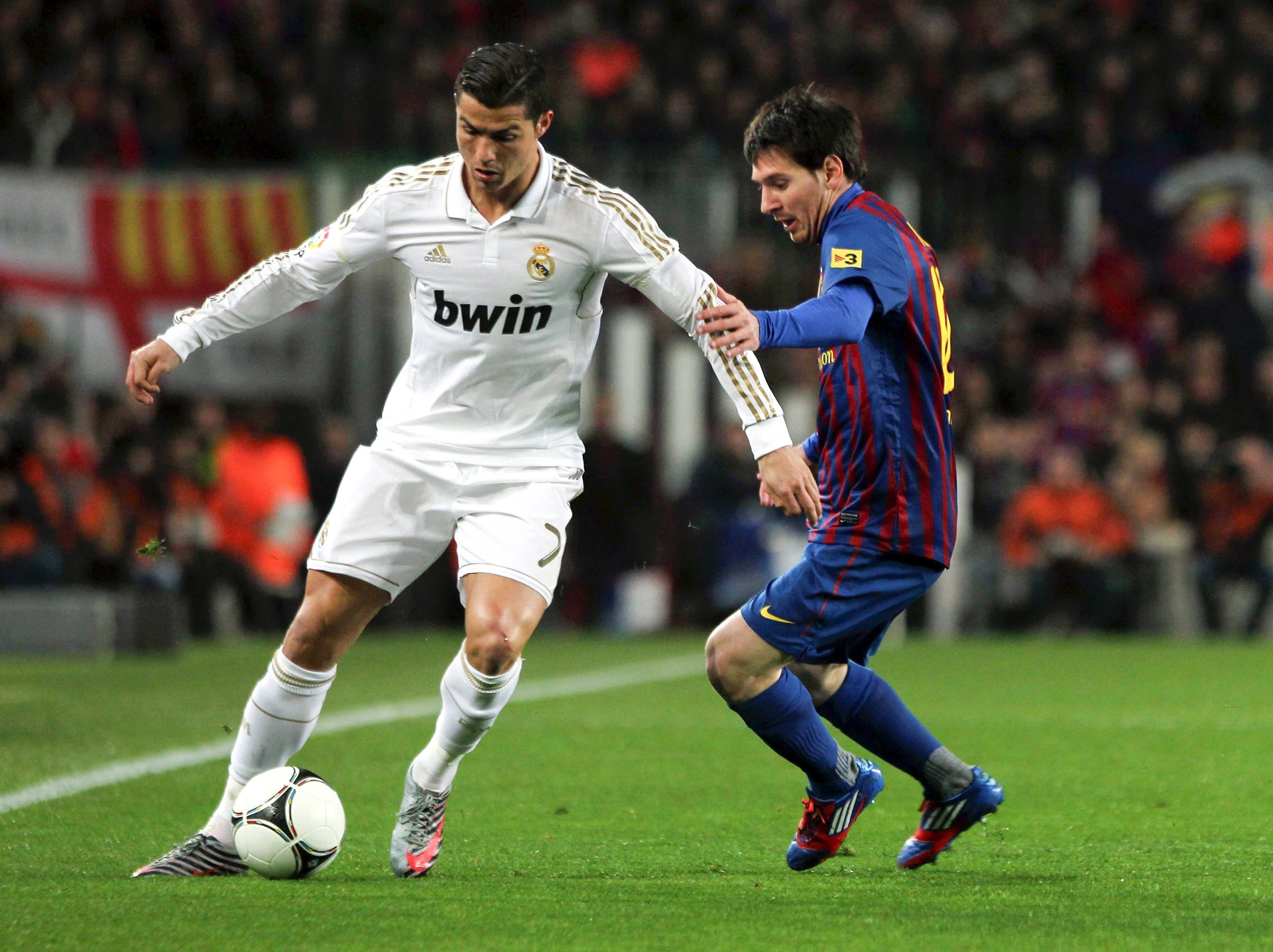 Cristiano Ronaldo Dribbling Messi - HD Wallpaper 