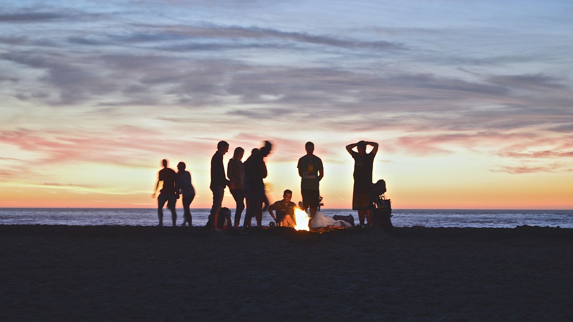 Enjoying Friends Near Beach With Campfire - Go Out With My Friends - HD Wallpaper 