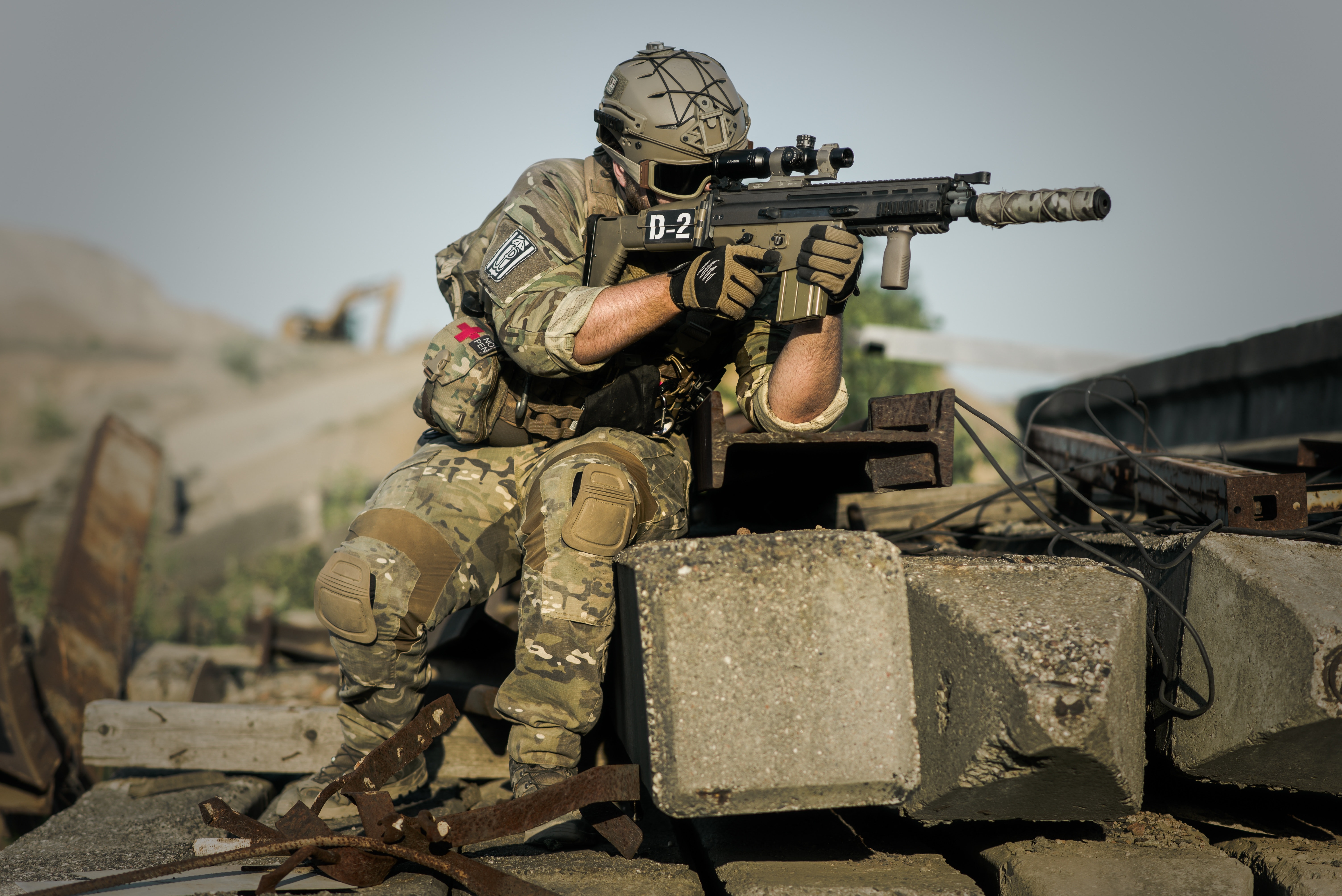 Army Holding Gun During Daytime, War, Desert, Guns, - Best Military - HD Wallpaper 