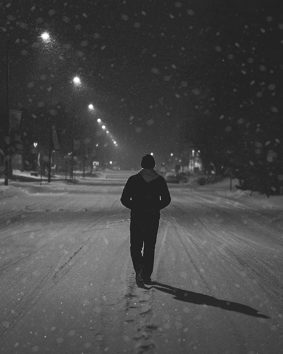 Snow, Street, Bandw, Cold, Night, Alone, Man, Walking, - Man Walking Alone In Winter - HD Wallpaper 