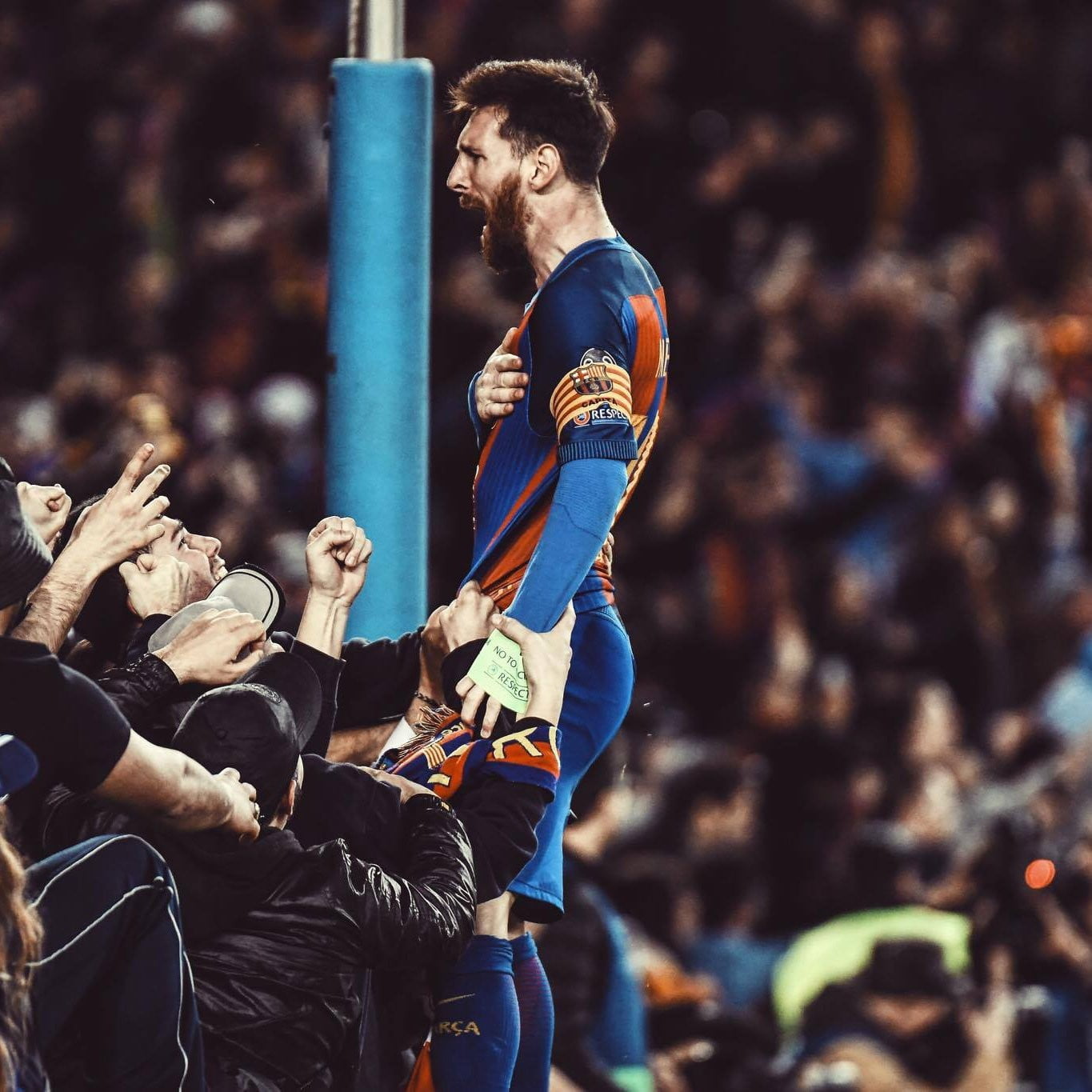 Messi Celebration With Fans - HD Wallpaper 