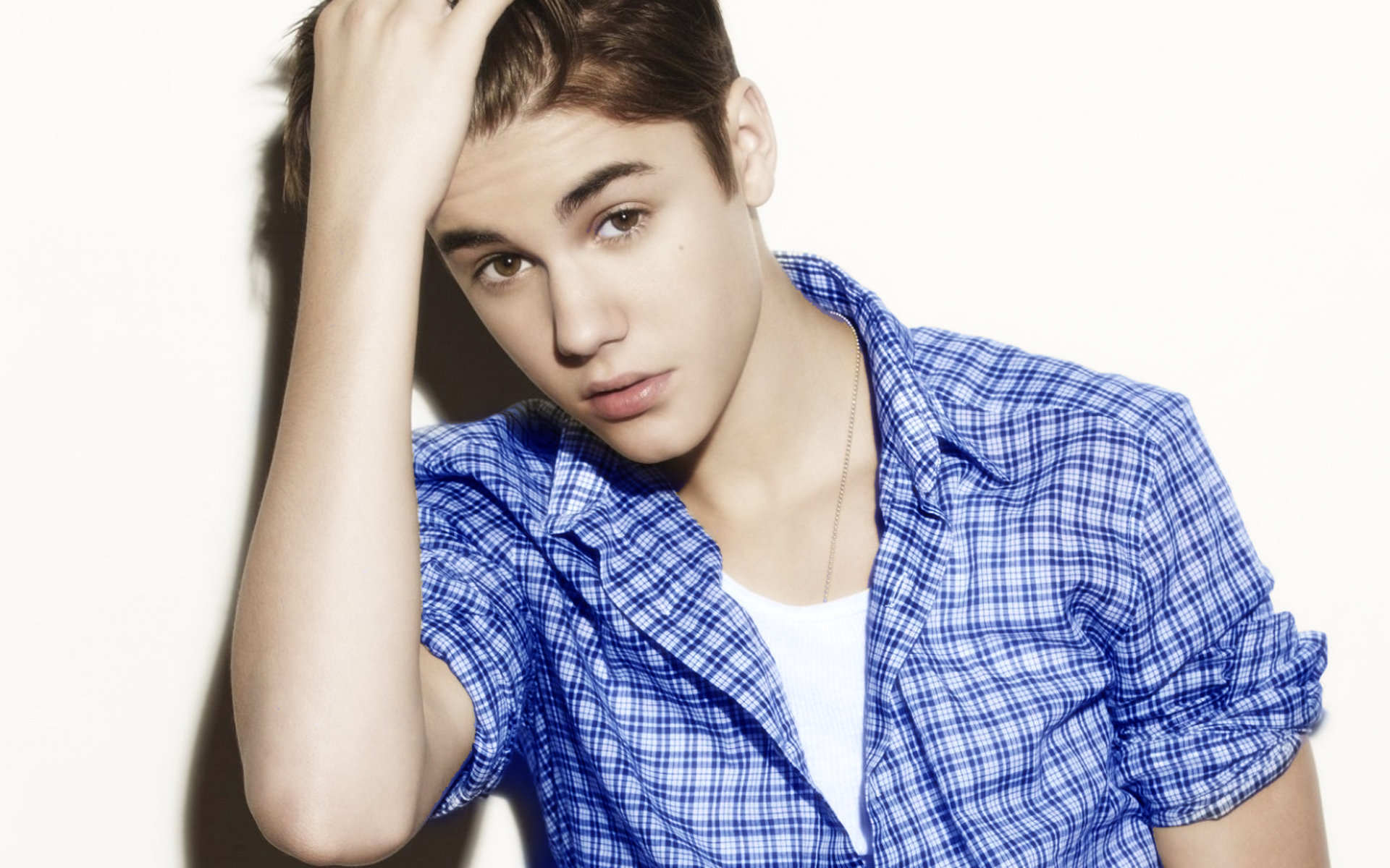 Justin Bieber Wallpaper - Justin Bieber In Shirt - HD Wallpaper 