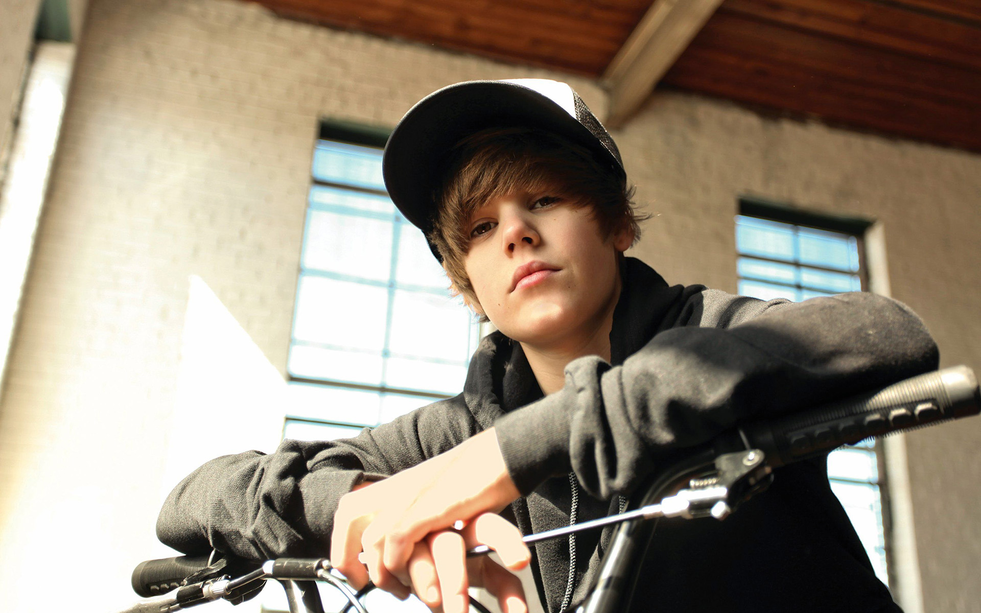 Justin Bieber Wallpaper - Justin Bieber Wallpaper For You - HD Wallpaper 