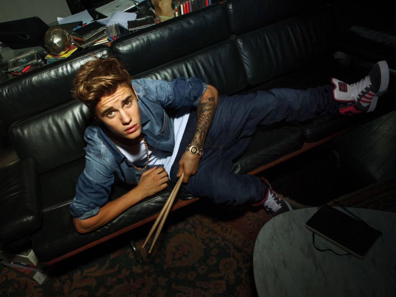 Justin Bieber Wallpapers Justin Bieber Pictures Couch 1366x1024