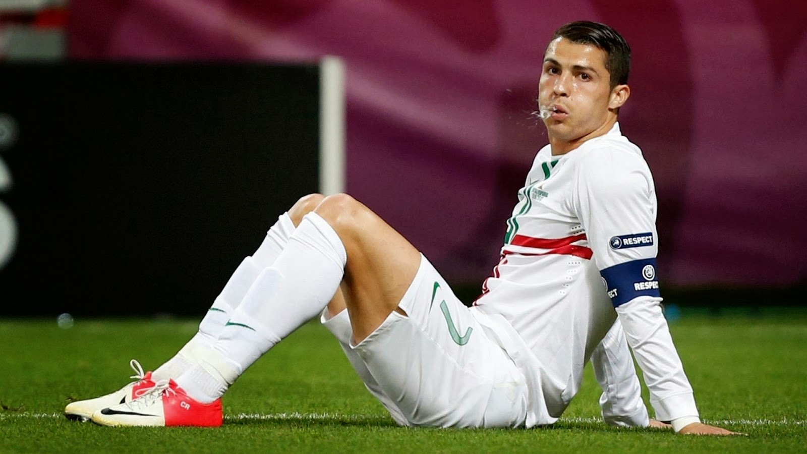 Cristiano Ronaldo Wallpaper - Cristiano Ronaldo Some People Hate Me Some People Love - HD Wallpaper 