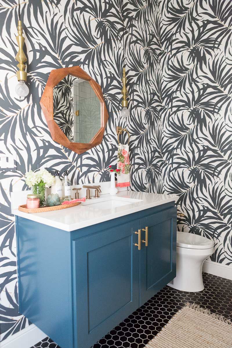 Love The Black And White Palm Frond Wallpaper In This - Wall Paper Bathroom - HD Wallpaper 