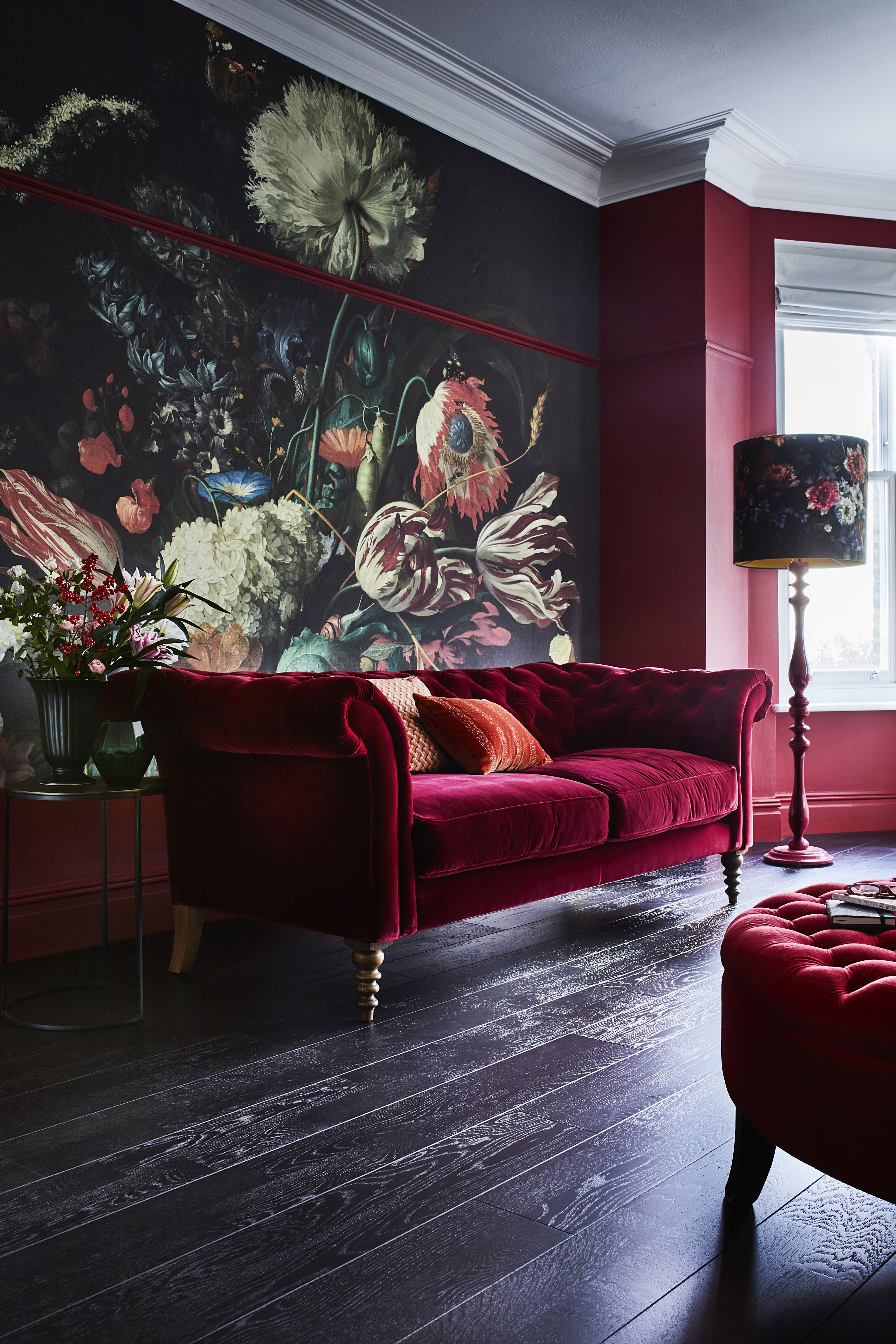 Red Velvet Sofa Living Room - HD Wallpaper 