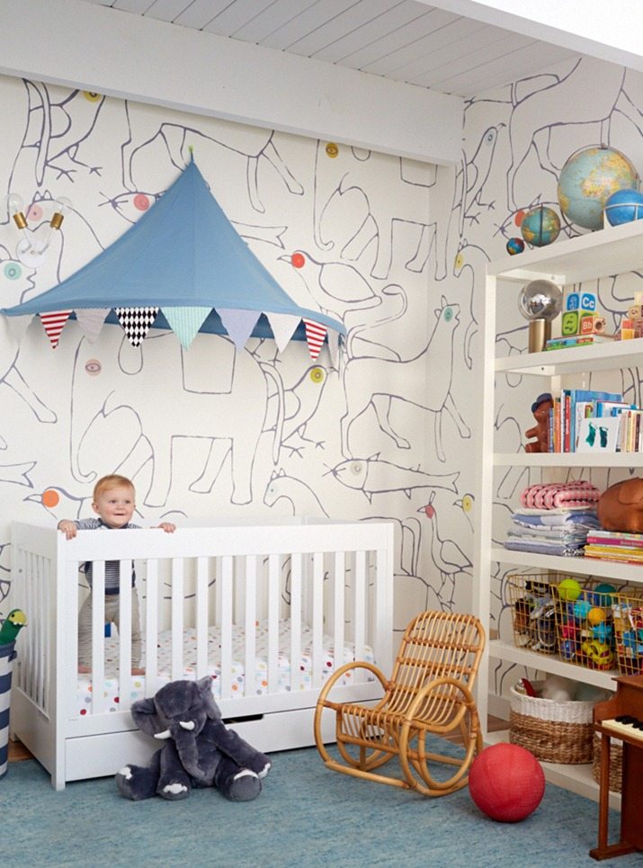 Charlie In Crib Nursery Fit Pregnancy Blue White Minakani - Boy Nursery - HD Wallpaper 