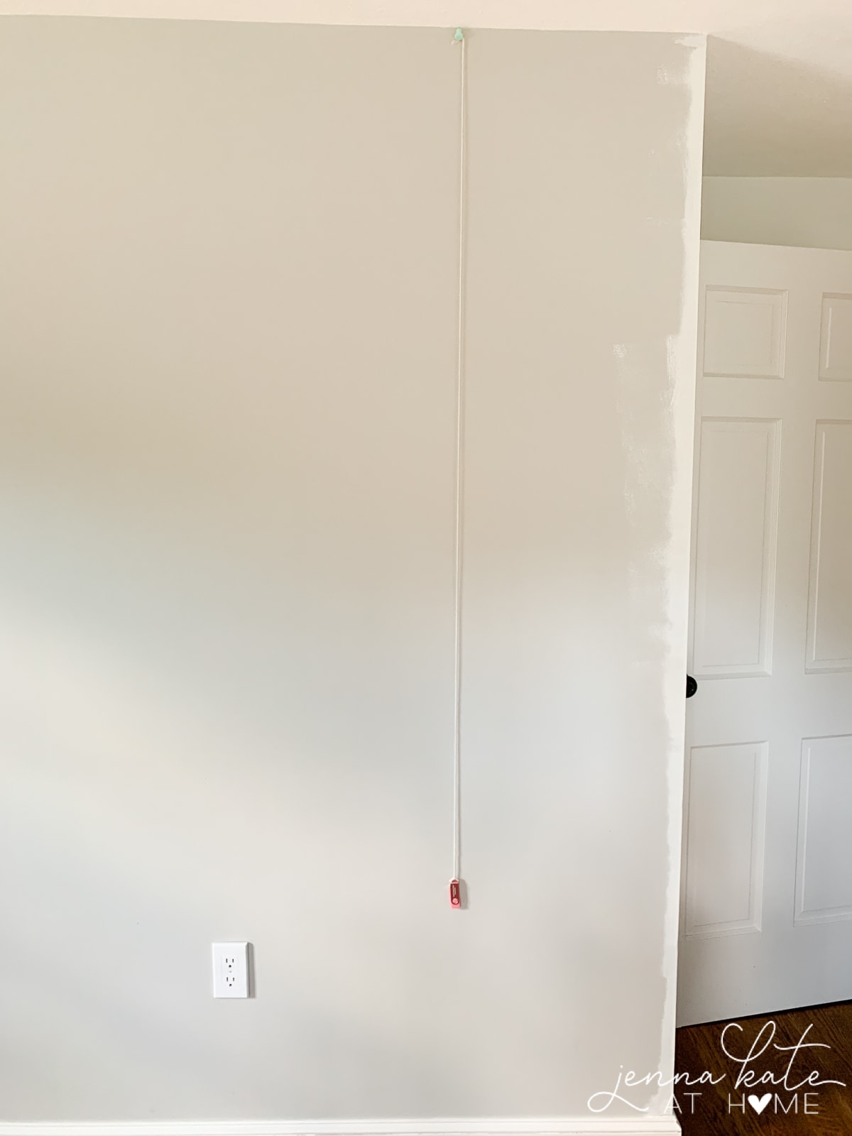 How To Easily Get A Plumb Line When Installing Wallpaper - Wall - HD Wallpaper 