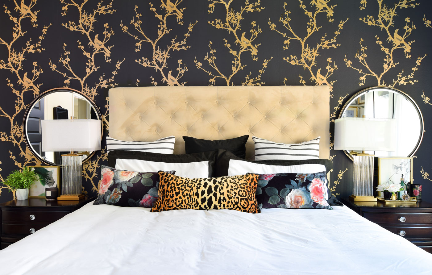 A Gorgeous Black, White And Gold Glam Master Bedroom - White And Golden  Wallpaper For Bedroom - 1400x891 Wallpaper 