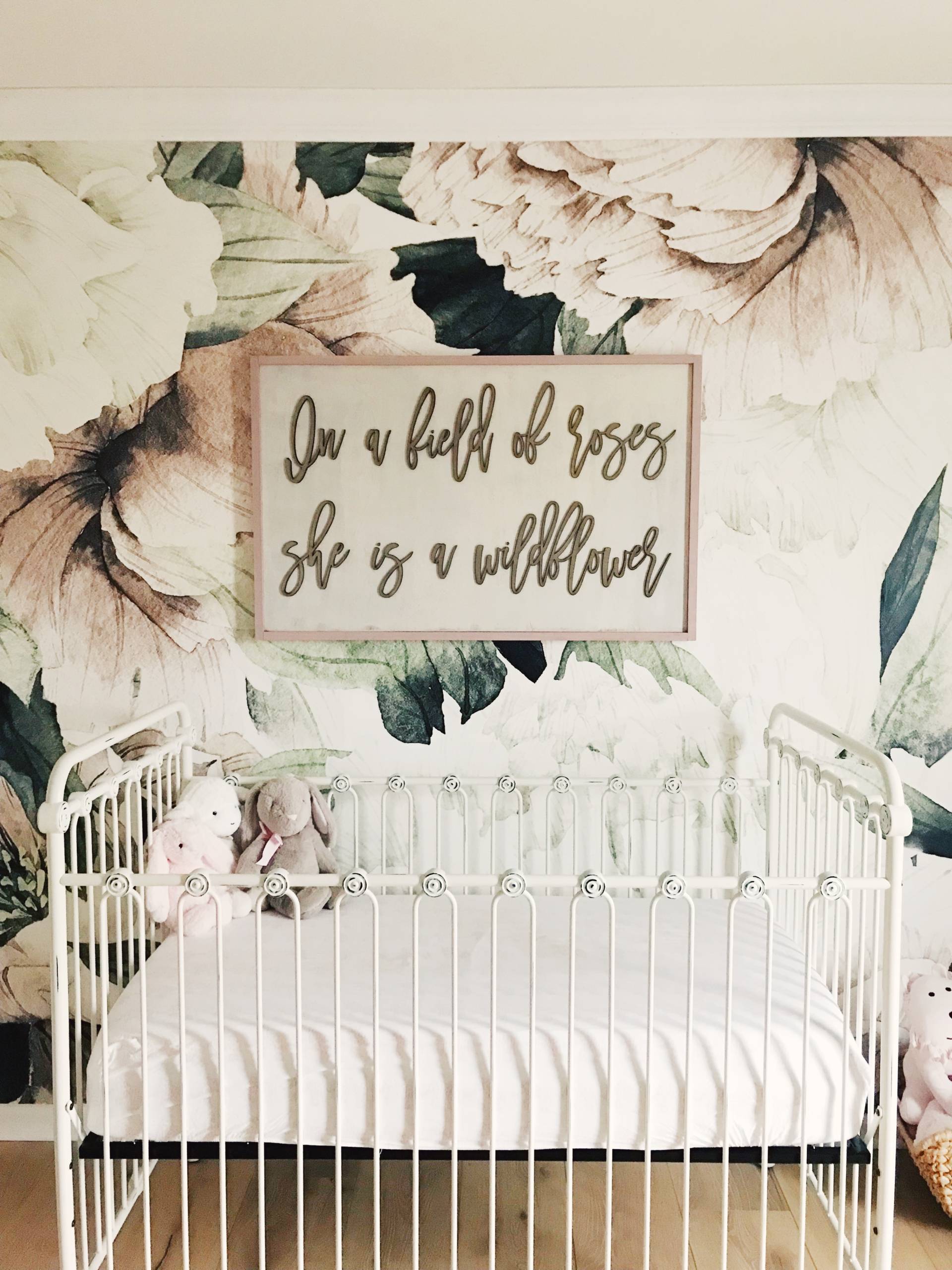 Nursery With Flower Wallpaper - 2020 Baby Room Trends - HD Wallpaper 