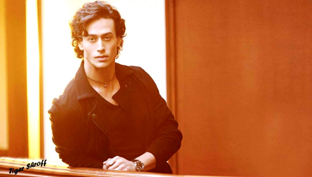 Tiger Shroff Bollywood Actors Wallpapers Download Free - Sitting - HD Wallpaper 