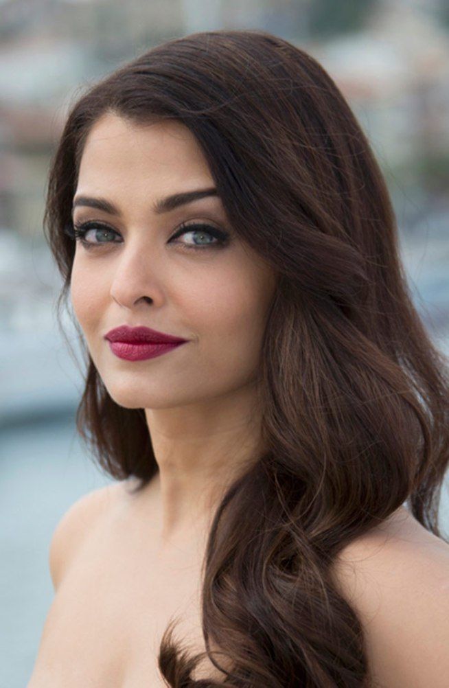 Aishwarya Rai Vs Deepika Padukone - HD Wallpaper 