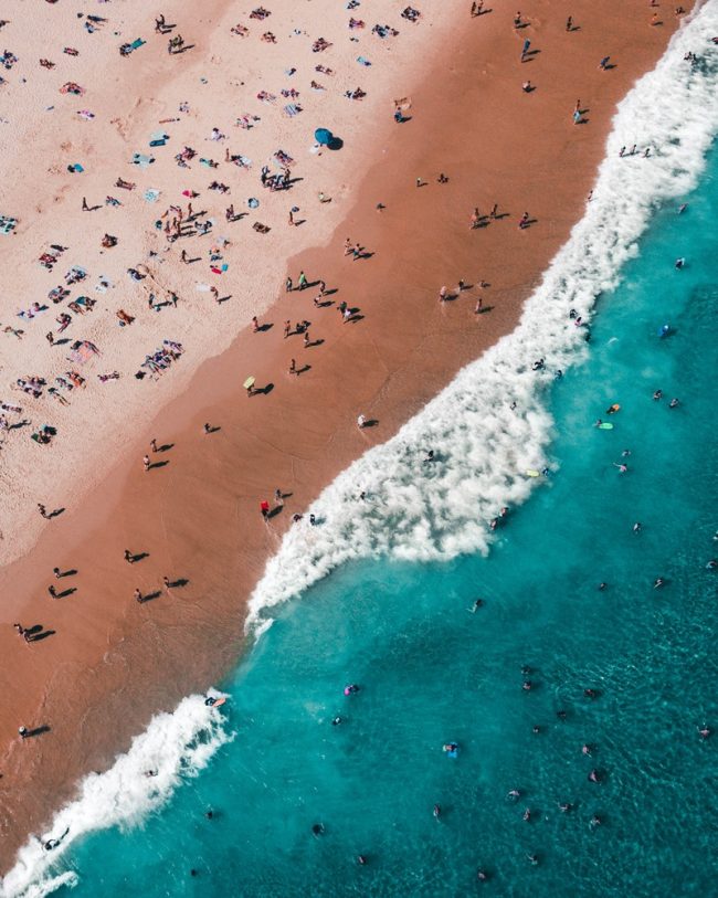 Pastel Iphone Wallpaper Of A Beach With Waves - Aerial View Of A Crowded Beach - HD Wallpaper 