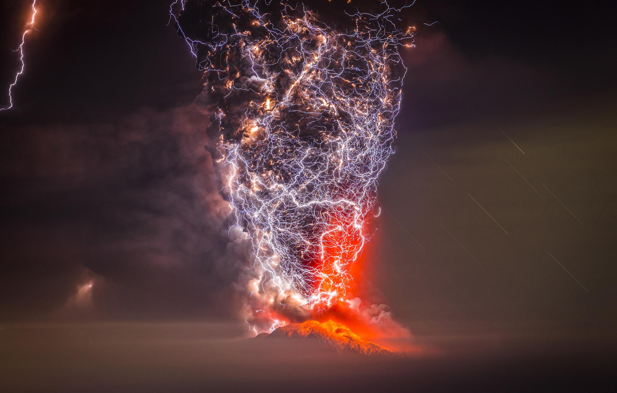 Lightning Engulfs Volcanic Eruption - HD Wallpaper 