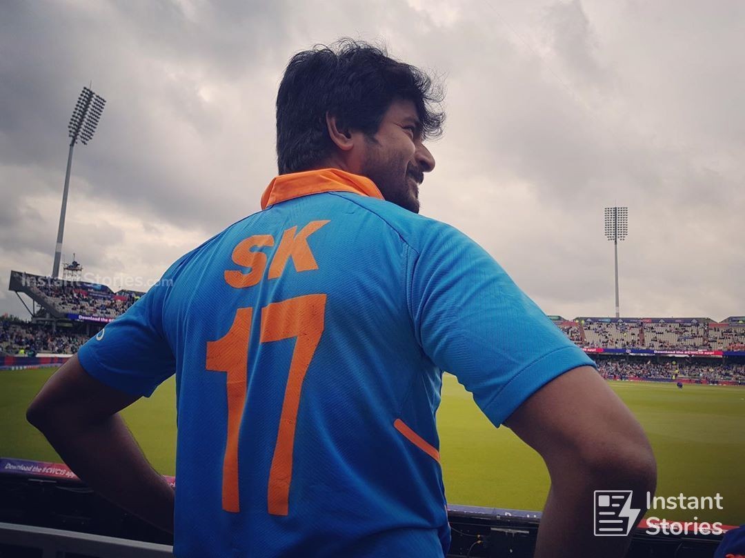 Sivakarthikeyan Latest Hot Hd Photos/wallpapers (11908) - Sivakarthikeyan In Indian Jersey - HD Wallpaper 