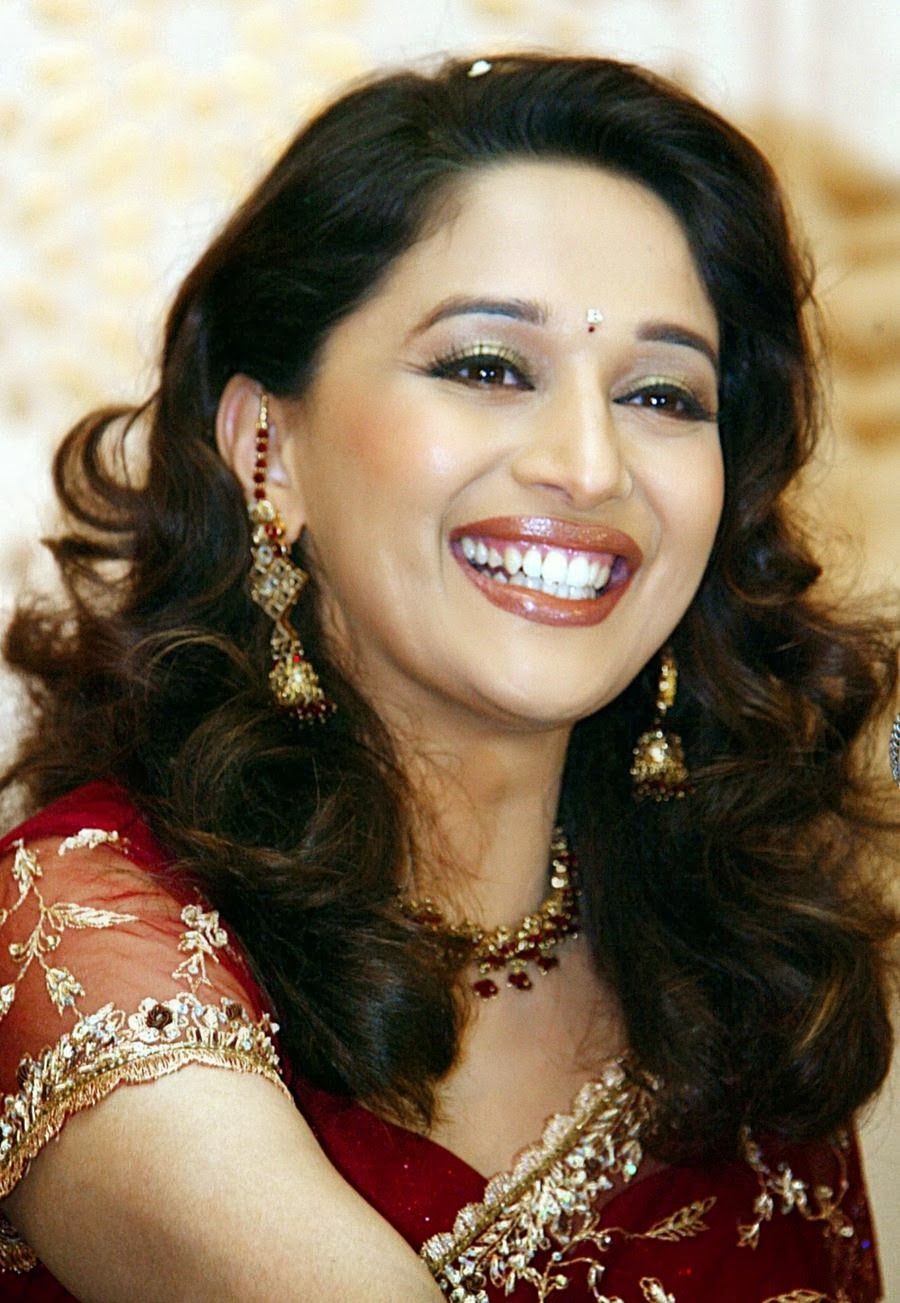 Madhuri Dixit - HD Wallpaper 