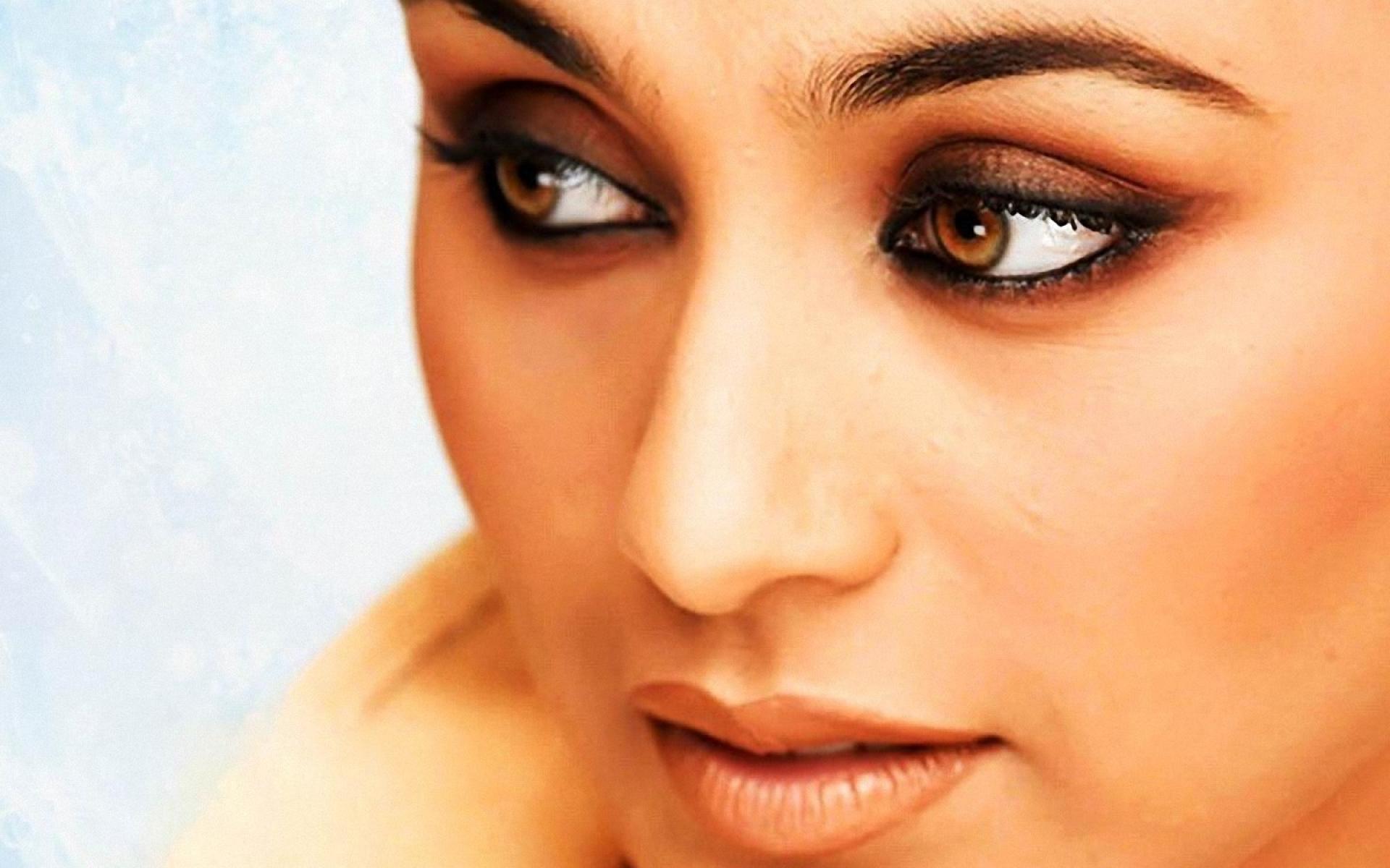 Smokey Rani Mukherjee Eyes - HD Wallpaper 