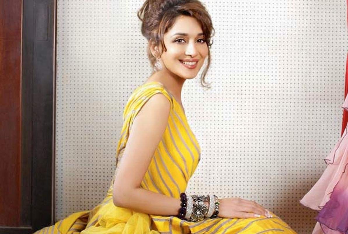 Chd Graphic Beautiful Actress Madhuri Dixit Hd Wallpaper - Madhuri Dixit Modern - HD Wallpaper 