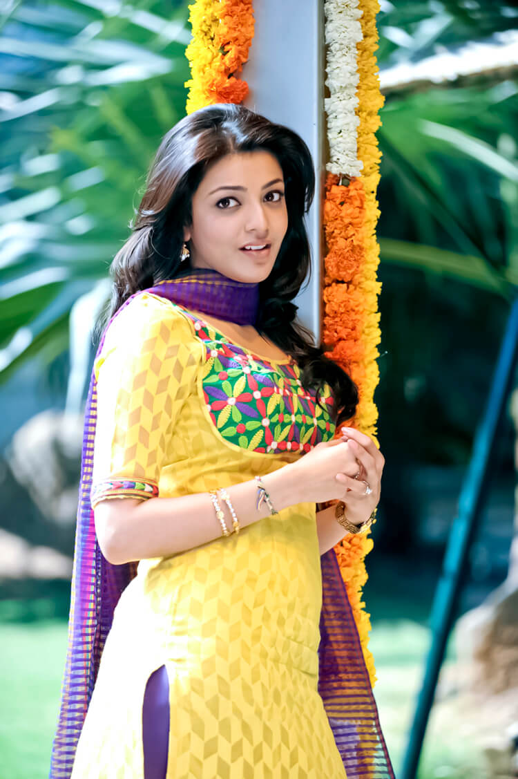 Kajal Agarwal In A Still From Baadshah - Kajal Photos Hd Download - HD Wallpaper 