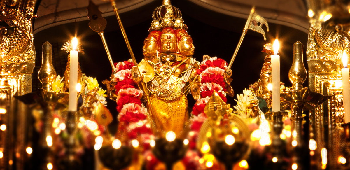 A Close Up Image Of Lord Murugan With Lamps And Flower - Lord Murugan In Temple - HD Wallpaper 