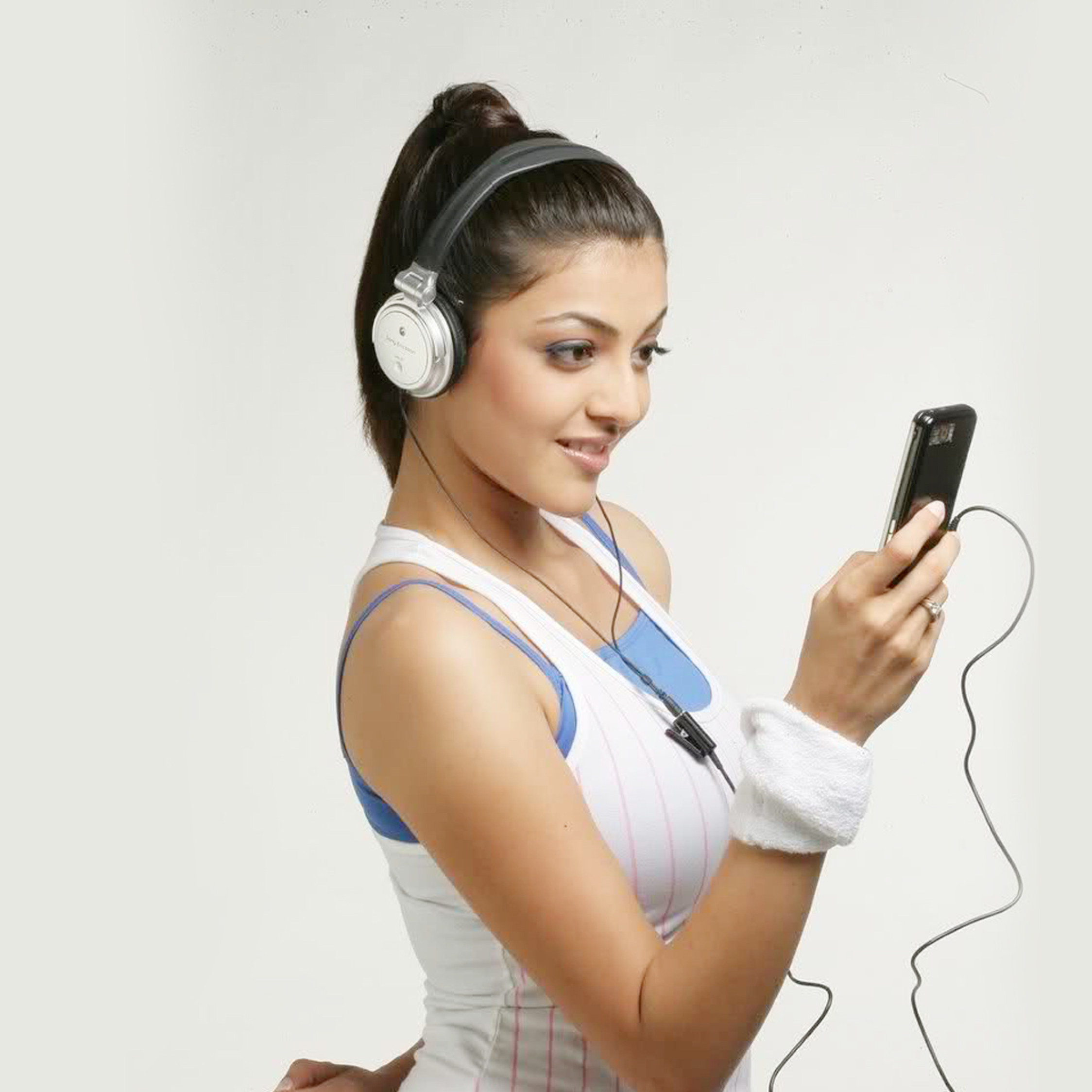 Kajal Aggarwal With Headphones - HD Wallpaper 