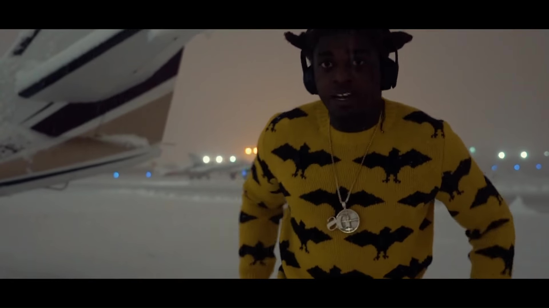 Gucci Men S Yellow Bat Crewneck Sweater Worn By Kodak - Airplane - HD Wallpaper 