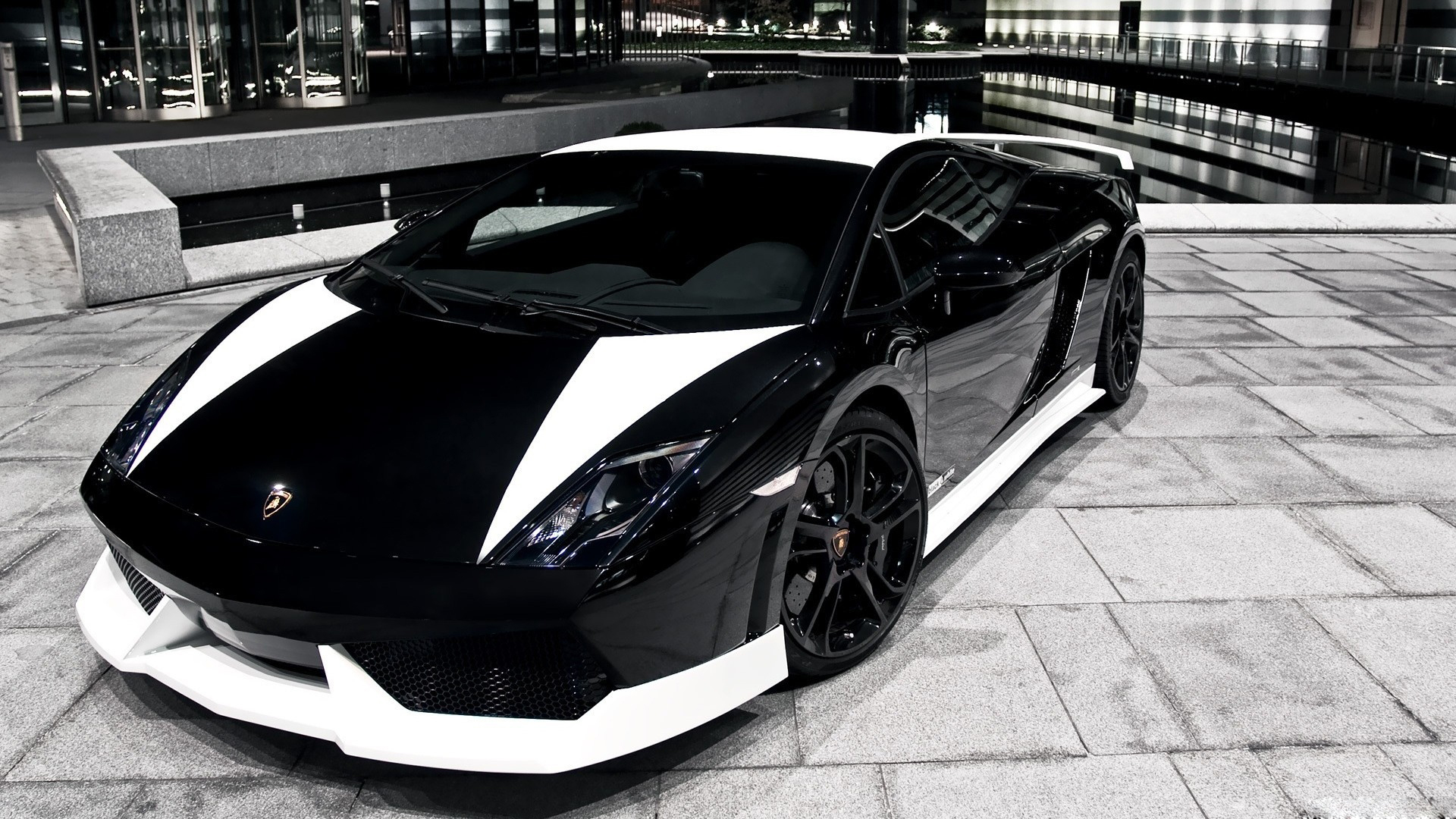 Black And White Lamborghini Aventador - HD Wallpaper 
